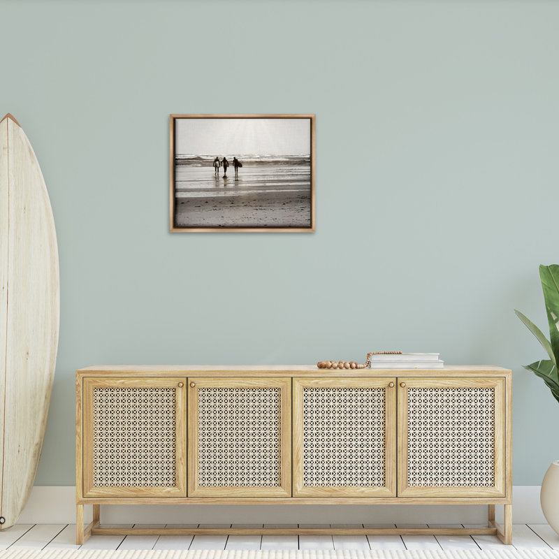 «Strolling Surfer Friends» sur, Cadre flottant orme Montalcino, H 25 po x l 31 po