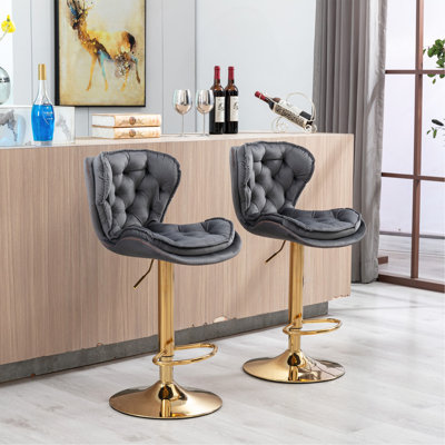 Ensemble de 2 tabourets de bar, avec repose-pieds chromé et base pivotante à hauteur réglable en velours mécanique + tabouret de bar simple à pattes dorées - gris
