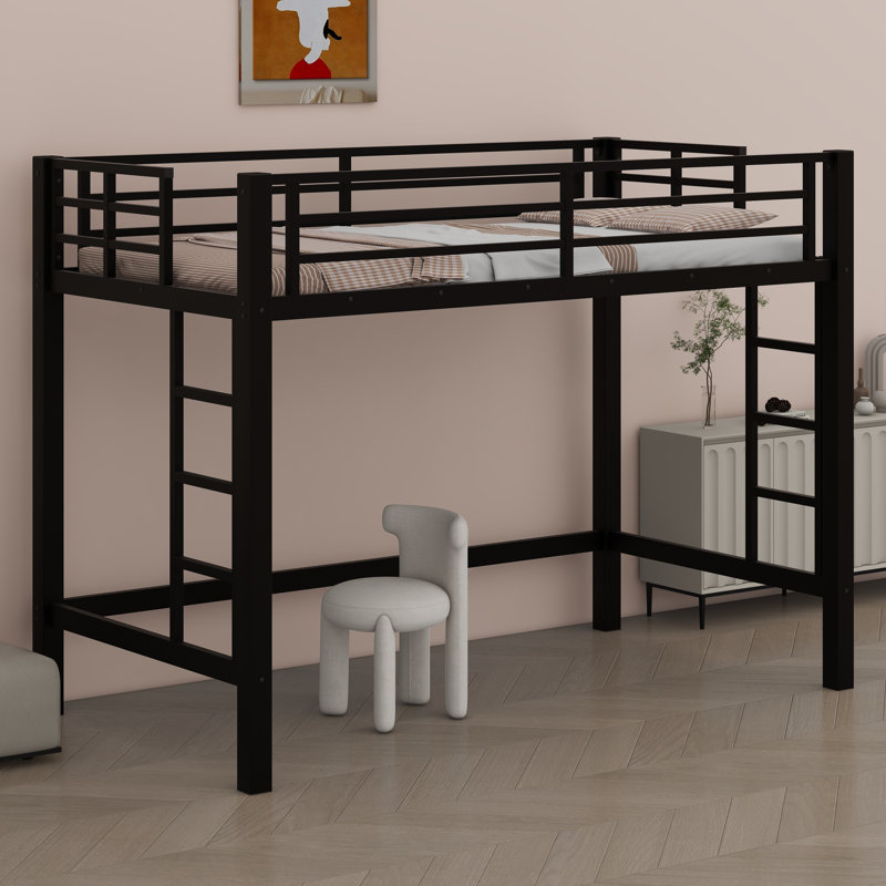 Lit mezzanine avec échelle facile d'accès et garde-corps pleine longueur pour une utilisation sûre et sûre