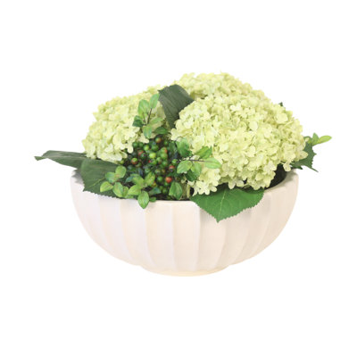 Hortensias verts avec baies dans un bol blanc Real Touch