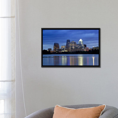 «Buildings At The Waterfront Lit Up At Dusk, Town Lake, Austin, Texas, USA» par Panoramic Images - reproduction d'art sur toile tendue