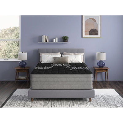 Matelas robuste de 35,5 cm (14 po) avec housse rafraîchissante pour un sommeil réparateur et paisible, gel de cuivre de 5 cm (2 po) pour une aération optimale, construction en mousse et ressorts, graphite pour une meilleure qualité de sommeil.