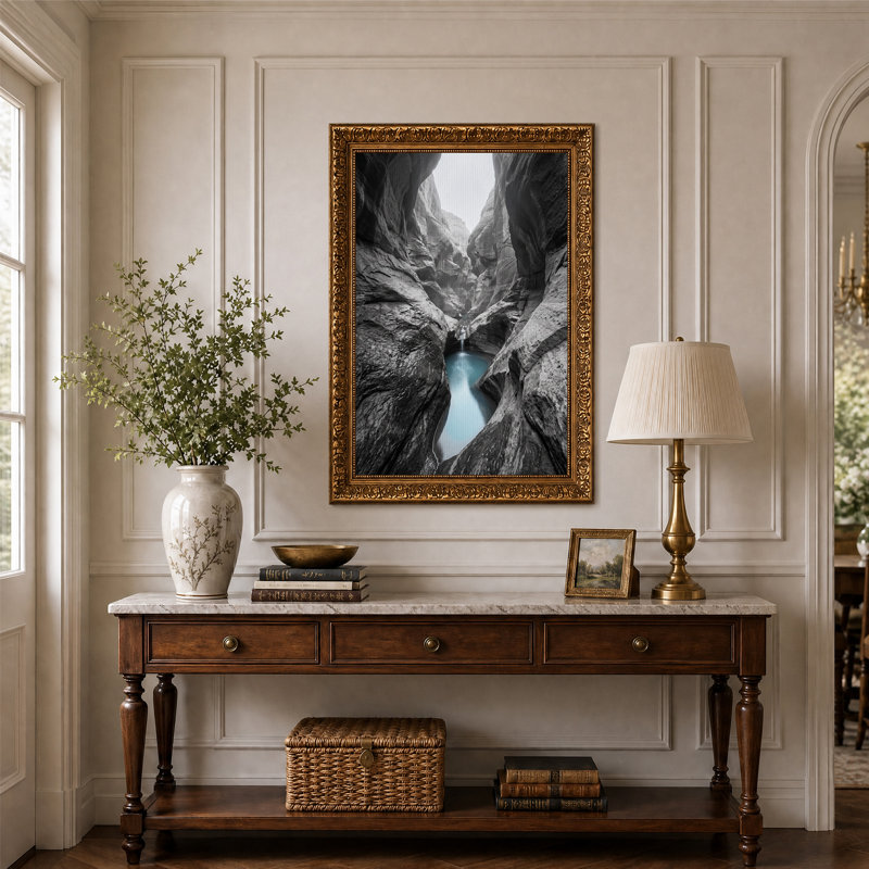 Tableau sur toile représentant un canyon en noir et blanc avec des eaux turquoise, H 24 po x l 16 po