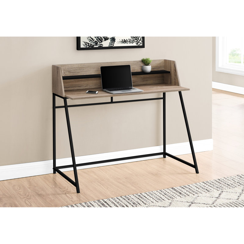 Bureau d'ordinateur de 122 cm (48 po) de long pour bureau à domicile, stratifié brun et métal noir, tablette de rangement incluse, design moderne, accessible.