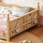 Lit de sol Montessori Queen avec barrières de sécurité pleine longueur et bibliothèque intégrée-313775704