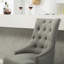 Ensemble de 2 fauteuils à oreilles capitonnés gris en bois massif avec têtes de clous-963536320