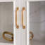 Blanc + vitrines en bois massif Burlywood
