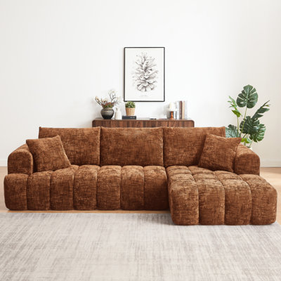 Chenille orange à 4 places en forme de L avec un design segmenté, une structure à ressorts ensachés et un arrangement polyvalent pour les espaces de vie.