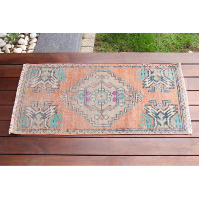 Tapis turc en laine fait à la main avec un design rétro en orange vif, idéal pour les entrées de style bohème