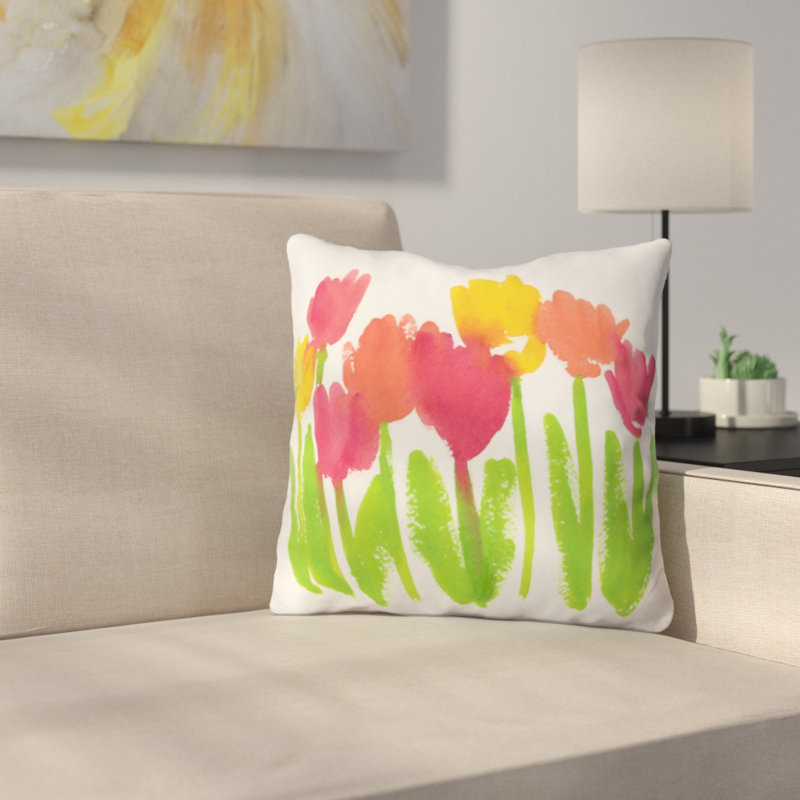 Coussin Bright Tulips par Laura Trevey, 18 po x 18 po