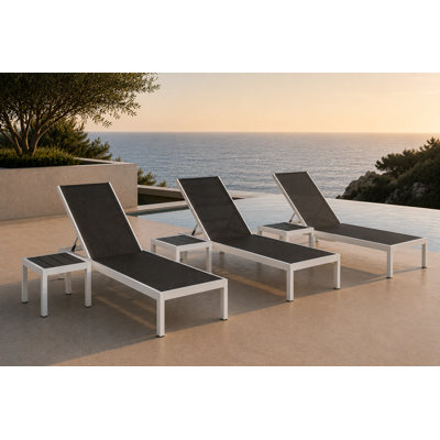 Ensemble de 6 chaises longues d'extérieur Aynura 76 po (193 cm) – 3 chaises longues en aluminium pour piscine avec 3 tables d'appoint assorties, tissu en maille à séchage rapide et roulettes dissimulées – Blanc et noir