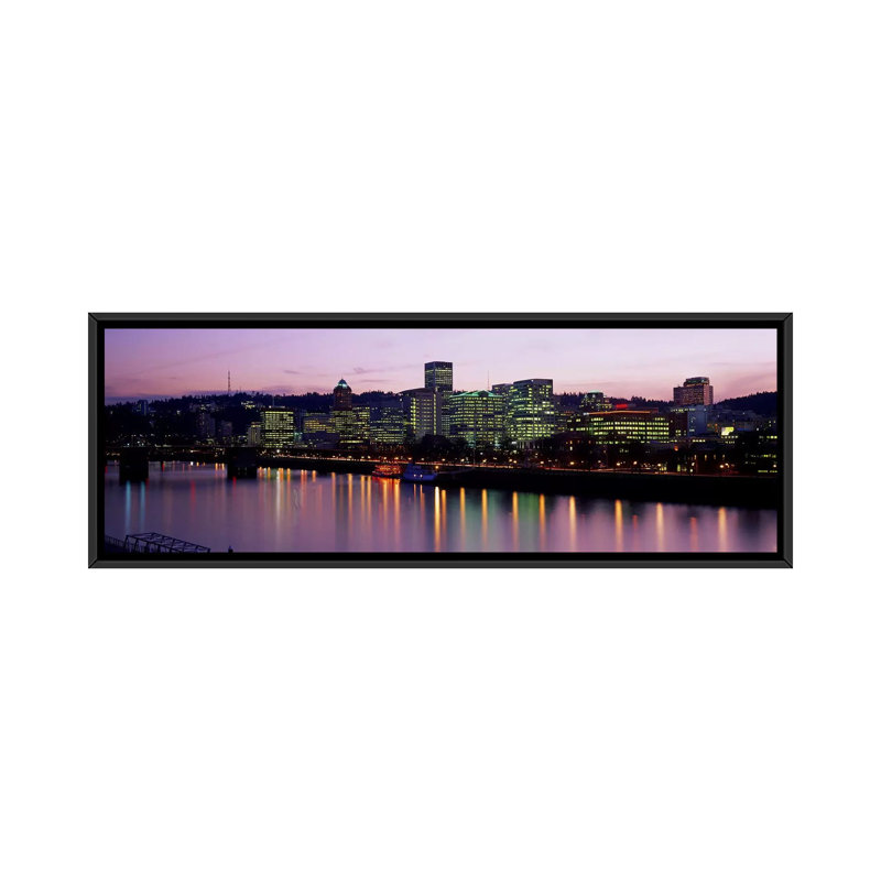 «Buildings Lit up at Night Portland, Oregon», reproduction sur toile tendue, H 9 po x l 12 po x P 36 po