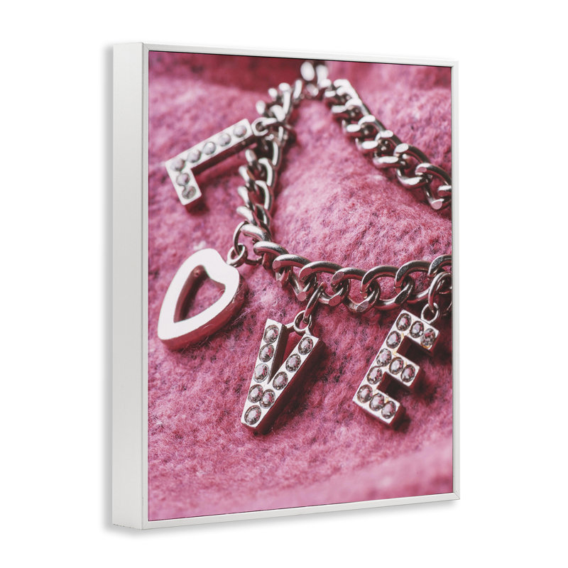 «Glam Love Charm», giclée encadrée par Lil 'Rue, H 20 po x l 16 po, Estampe numérique encadrée blanc bord de mer