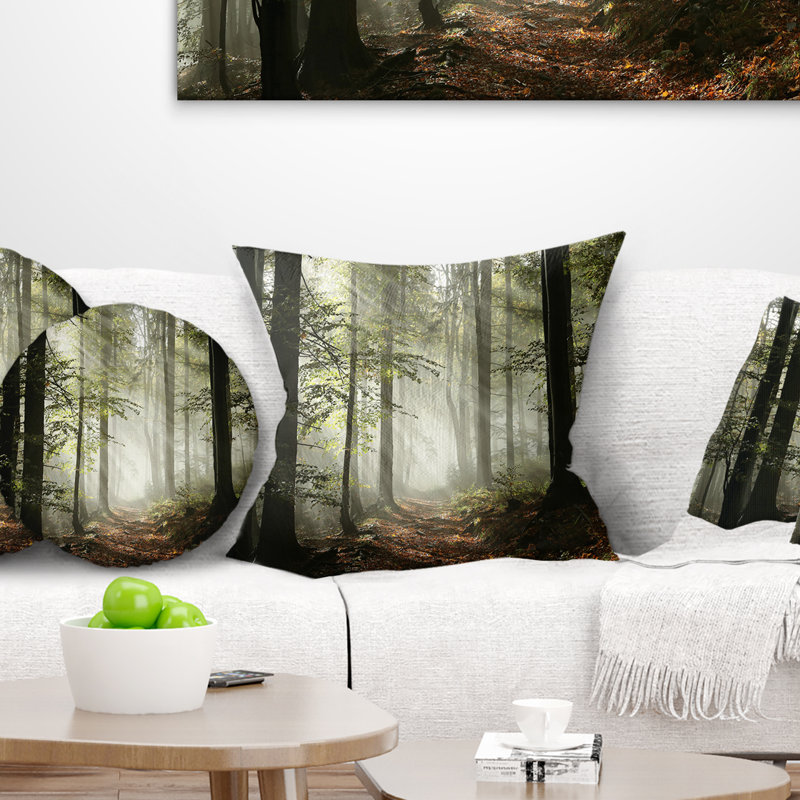 Coussin à imprimé de lumière dans un paysage d'automne avec brouillard, 18 po x 18 po