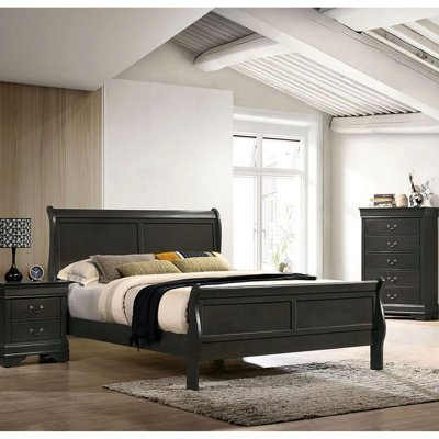 Lit simple gris en bois massif dans une chambre à coucher de style transitionnel moderne, classique et contemporain
