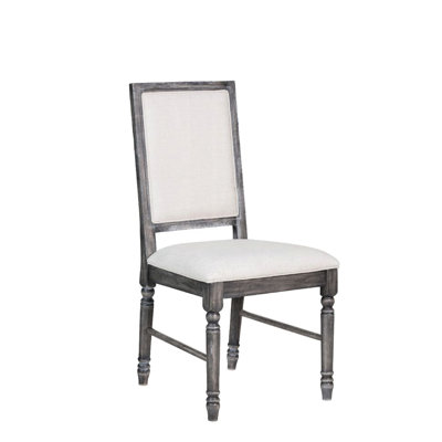 Deux chaises d'appoint classiques, fini gris, revêtement en lin crème, structure en bois avec pieds tournés, dossier et siège rembourrés, pour une esthétique raffinée dans la salle à manger.