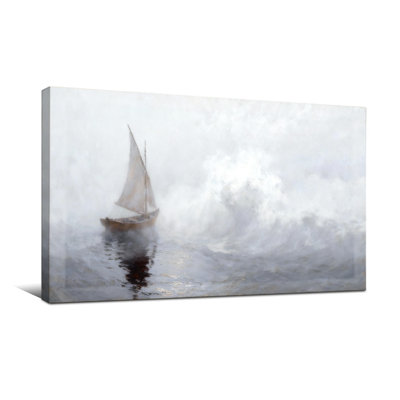 Voilier nautique et plage sur une mer orageuse avec un ciel brumeux