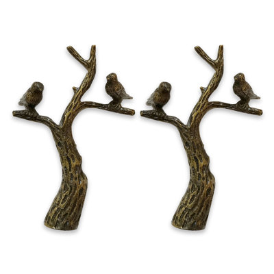Faîteau de petites oiseaux dans une lampe arborescente