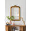 Miroir arqué 23,5 x 37,5 po avec crête ornée pour le salon