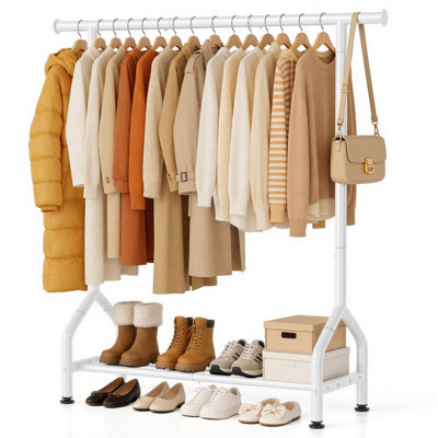 Portant à vêtements autoportant en métal avec tablette de rangement et pieds ajustables