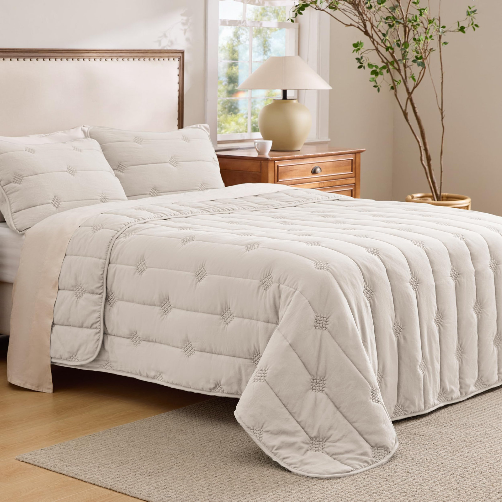 Bedsure Quiltsâ€“ Soft Cloud Lightweight Bedspread Coverlet Set with 2 Pillow Shams, Breathable & Cozy Quilt Set for All Season Use
