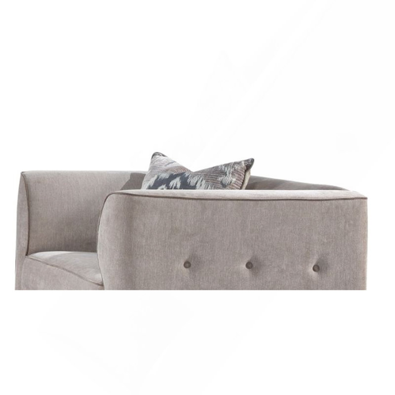 Chaise en velours brun clair avec coussin
