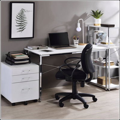 Élégant bureau d'écriture avec base traîneau et bibliothèque intégrée, parfait pour les espaces de travail modernes et une organisation améliorée.