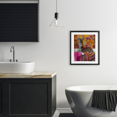 «Zebra Bath» avec une serviette colorée, reproduction encadrée sous verre, design par Momart