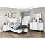 Lit plateforme simple avec finition blanche et tiroirs de rangement empilables