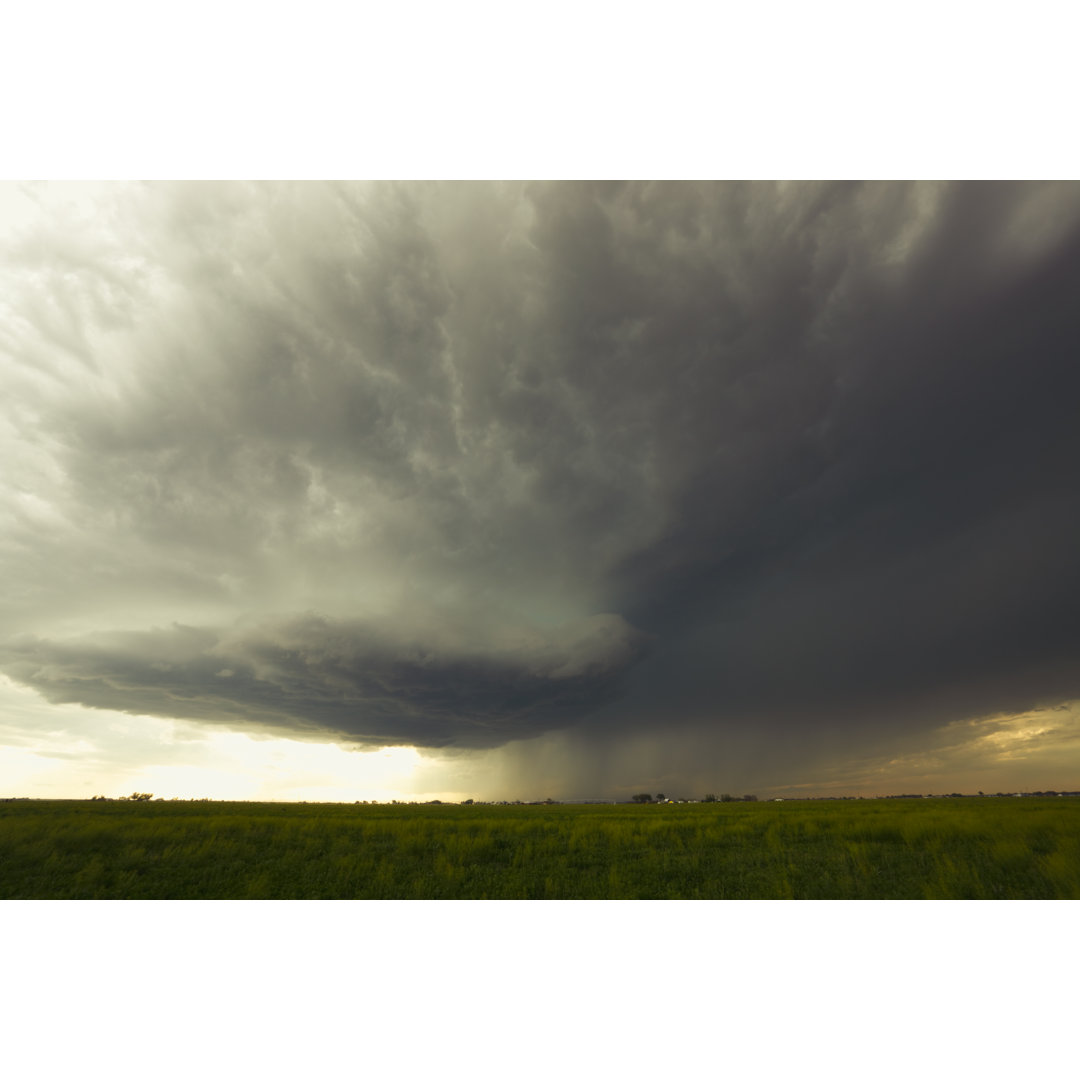 Große Thunderstorm Sweeps Over Farm von BeyondImages - No Frame Print auf Leinwand