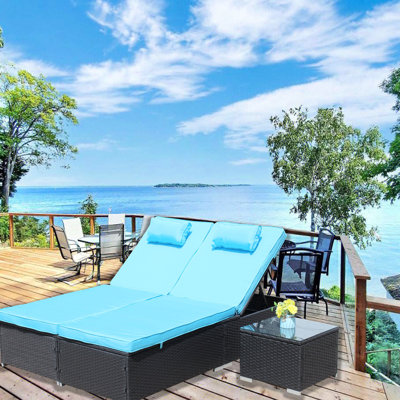 3 meubles de patio de piscine - chaise longue avec rembourrage en éponge, dossier et pieds réglables, table basse en verre, fauteuil inclinable d'extérieur bleu, méridienne rembourrée,