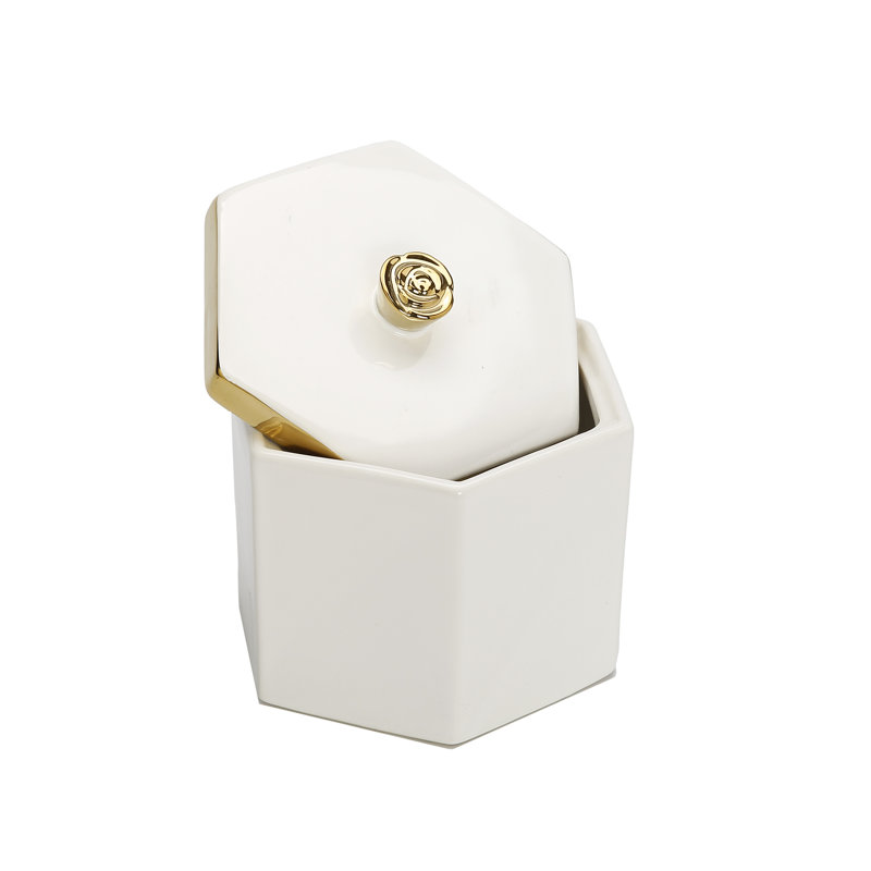Grande boîte hexagonale blanche en forme de bordure dorée sur le couvercle avec bouton fleur d'or