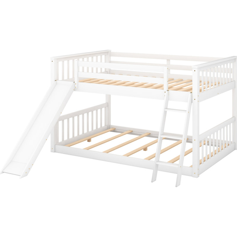 Et lit superposé double au-dessus compact avec glissade, espace blanc amovible