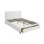 Lit pour grand lit de la chambre à coucher en similicuir blanc recouvert d'un rangement blanc pratique pour plus de commodité
