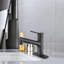 Robinet de lavabo de salle de bain moderne à poignée simple avec bouchon de bonde escamotable et plaque de pont-110189087