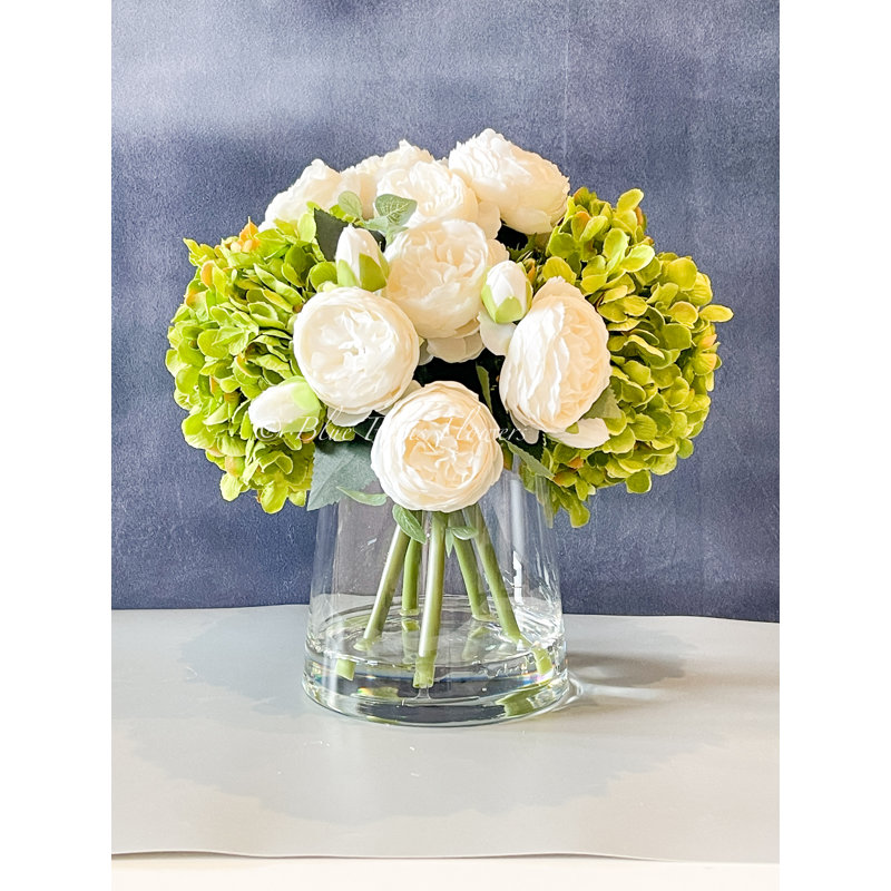 Arrangement de pivoines blanches, d'hortensias verts et de fleurs artificielles pour toujours
