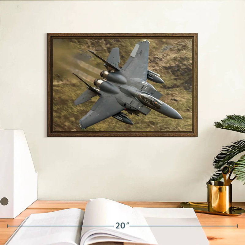 Avion militaire en vol, 13 po x 9 po, Cadre flottant en noyer