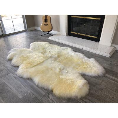 Tapis beige en peau de mouton à poil long fabriqué à la main Amaranta