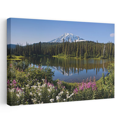 Reflet d'une montagne et d'arbres dans l'eau Mont Rainier Réflexion du lac Parc national du Mont Rainier, comté de Pierce, État de Washington, États-Unis ...