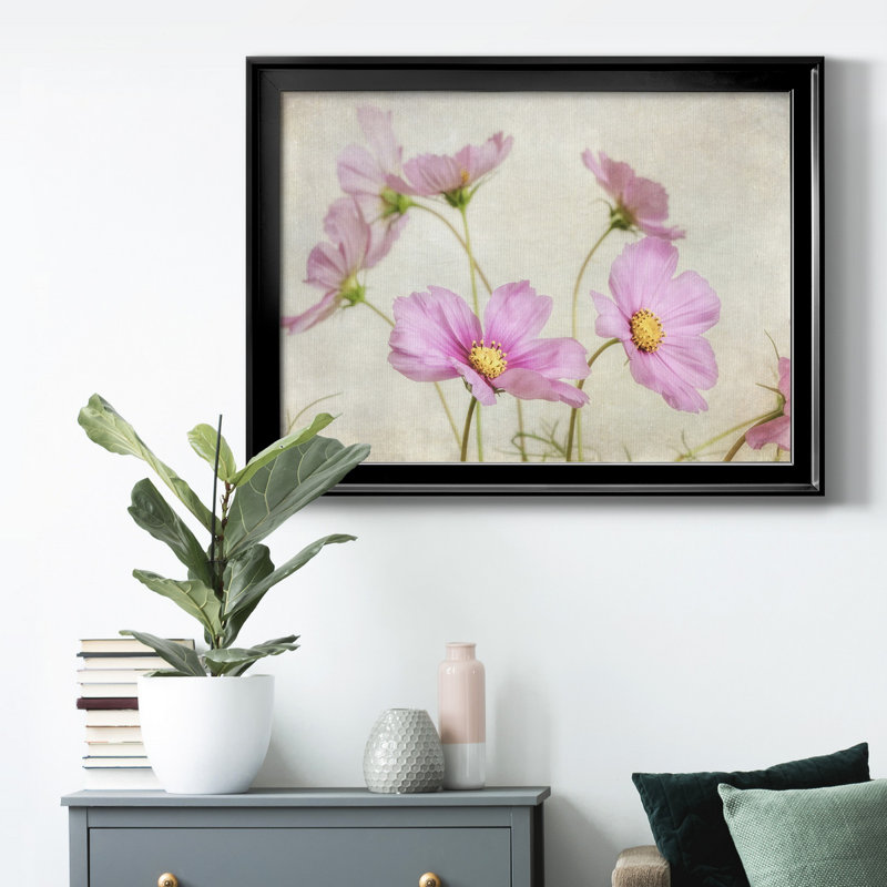 «Pink Cosmos II», peinture sur toile encadrée, H 26,5 po x l 36,5 po x P 1 po, Cadre noir