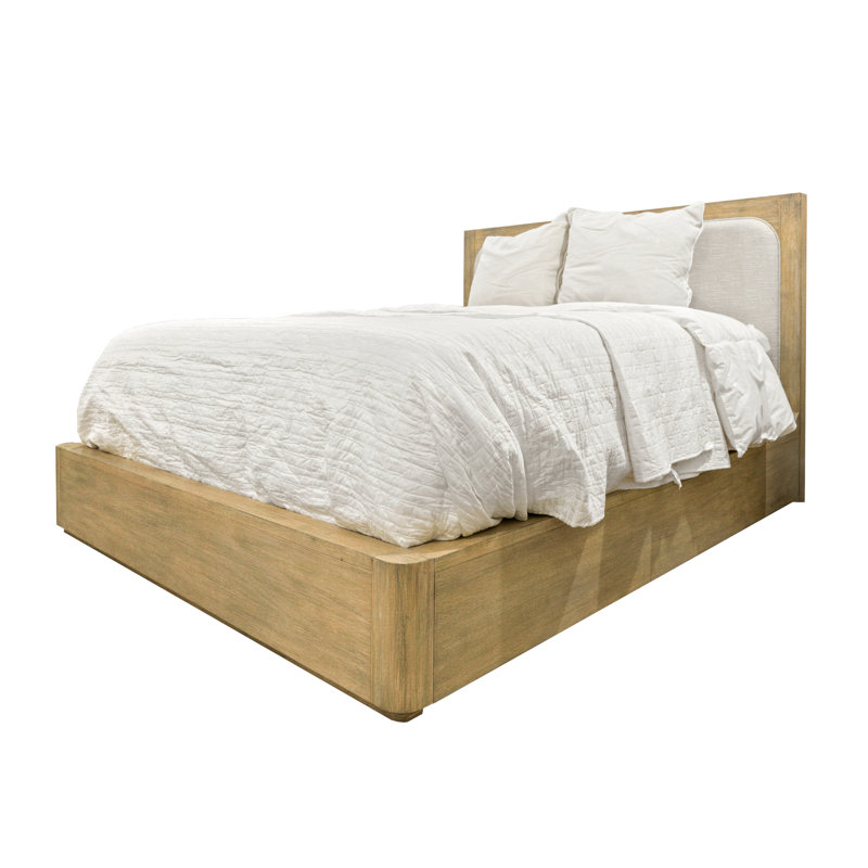 Grand lit plateforme luxueux en chêne malaisien massif avec finition brun clair patiné et tête de lit tapissier crème, conception moderne à profil bas