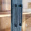 Armoire noire minimaliste pour exposer des objets - 31,5 x 18 x 86,5 86,5h avec plusieurs tablettes pour ranger divers objets