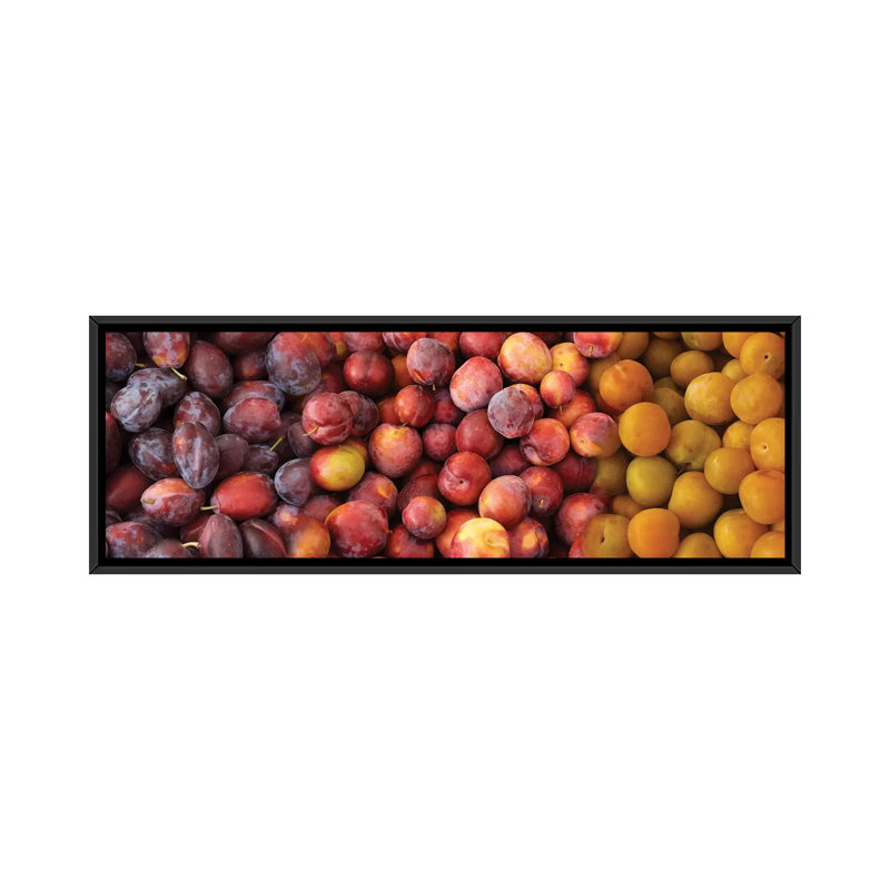«Gros plan sur des prunes assorties à vendre», reproduction de photo sur toile, H 12 po x l 36 po x P 1,5 po