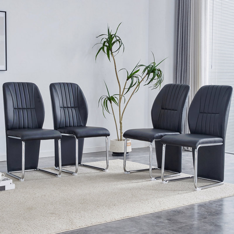 Un ensemble de 4 chaises, un ensemble de chaises noires, des sièges à dossier haut en polyuréthane et des pieds robustes