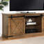 Base de console de style rustique avec portes coulissantes décoratives en métal et plusieurs tablettes de rangement ouvertes