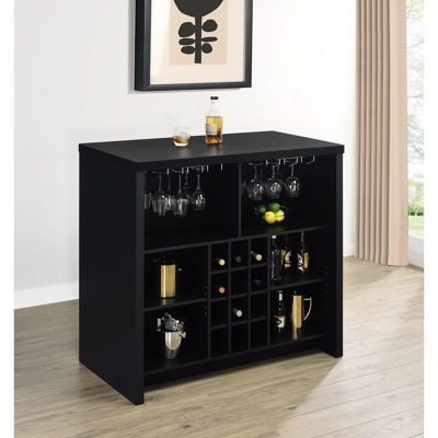 Bar autoportant noir avec verres à pied en métal et plusieurs tablettes ouvertes, bois d'ingénierie pour le rangement de salle à manger de conception contemporaine