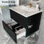 Meuble-lavabo suspendu noir de 61 cm (24 pouces) avec lavabo en céramique et premier tiroir en forme de U, protège des intrusions, fond et surface lisses.