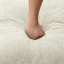Élégant canapé modulaire en L à deux places en forme de L avec accoudoirs évasés, jupes amovibles, pieds fuselés et repose-pieds mobile pour plus de confort et de polyvalence-1548888133