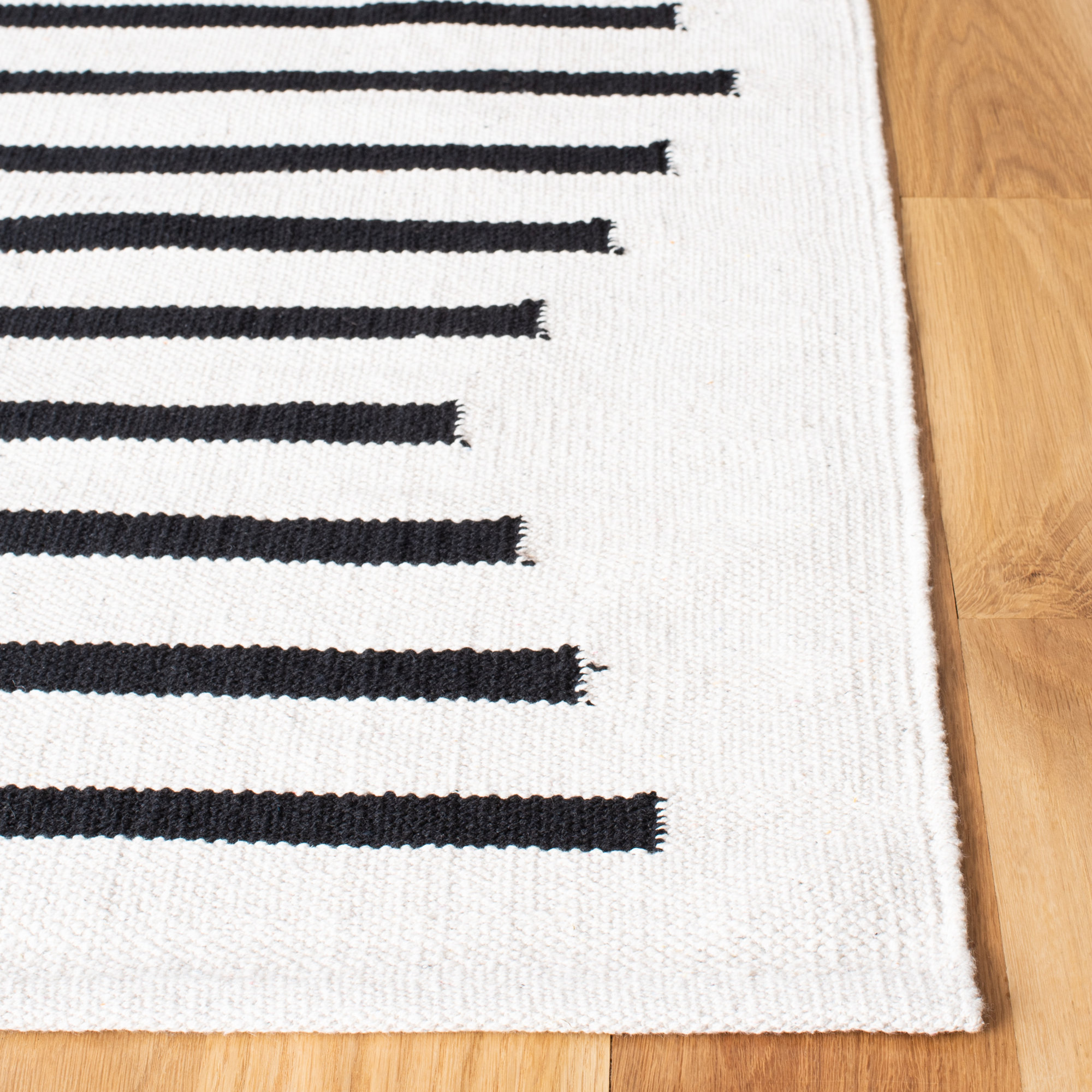 Mando Handmade Cotton Ivory/Black Rug, Square 1'6"