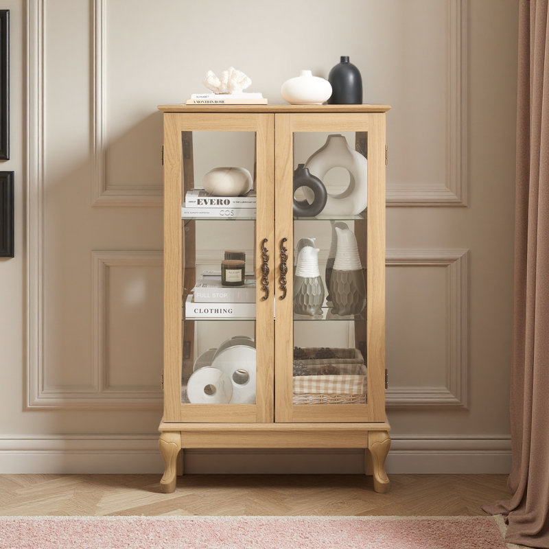 Élégante armoire vitrée en chêne clair avec portes en verre trempé, lumière DEL, panneau arrière en miroir et tablettes réglables - rangement parfait pour la maison et le bureau